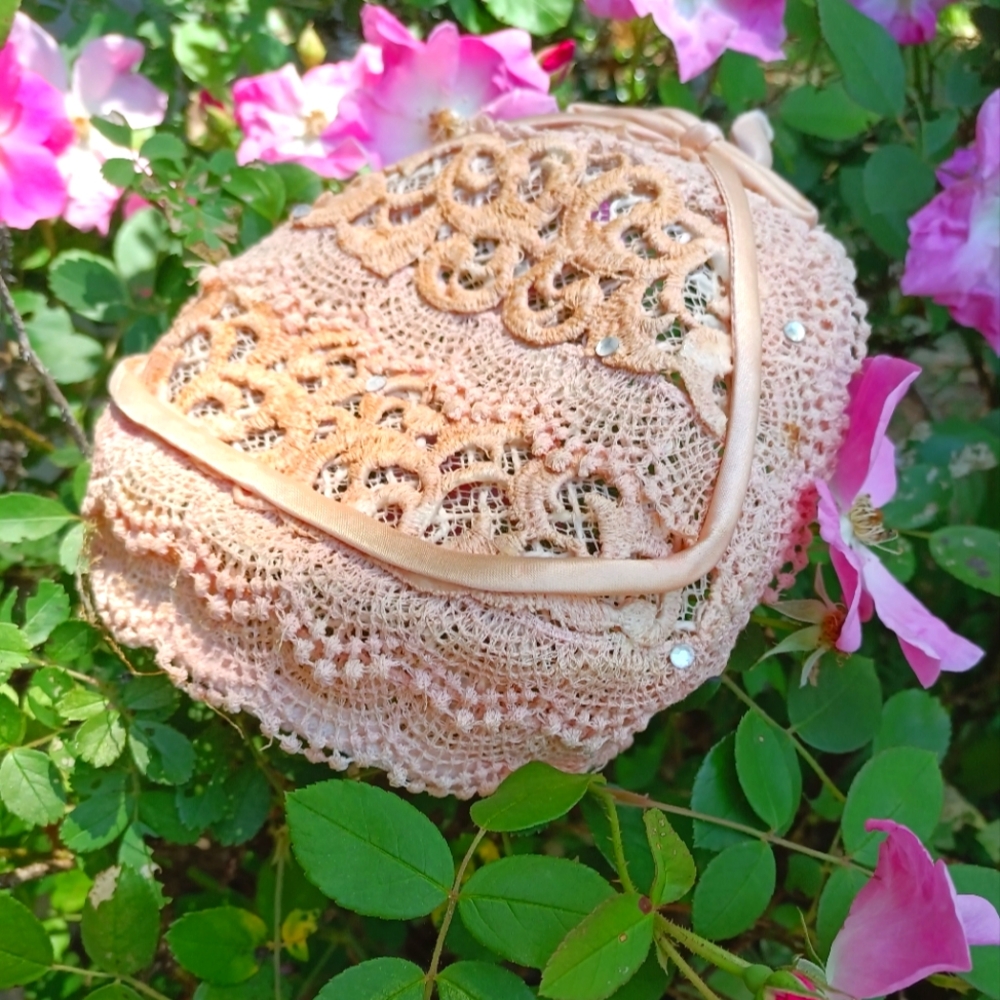 STUNNING PALE PINK 1950S VINTAGE CRESCENT CAPULET!